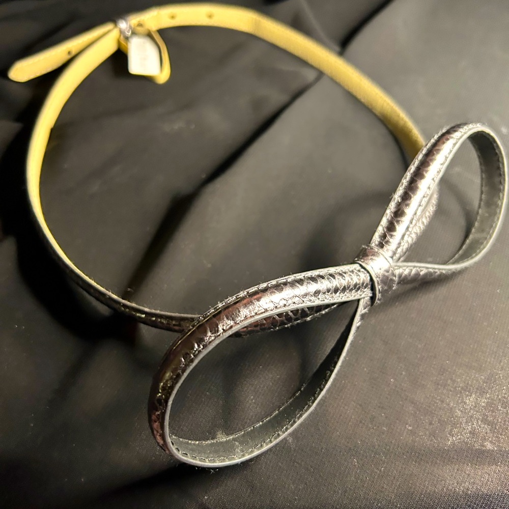 WHBM NWT  Cute Silver fake snakeskin bow belt. Size XS